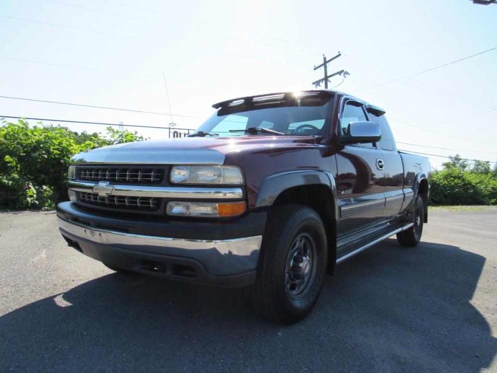 1999 Burgundy /GRAY Chevrolet Silverado 2500 Ext. Cab Long Bed 4WD (1GCGK29U1XE) with an 6.0L V8 OHV 16V engine, AUTOMATIC transmission, located at 6 Oliver Rd., Uniontown, PA, 15401, (724) 438-2024, 0.000000, 0.000000 - Photo #0